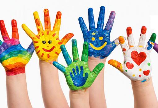Ein Bild, auf dem Kinder ihre bunt bemalten Hände nach oben strecken